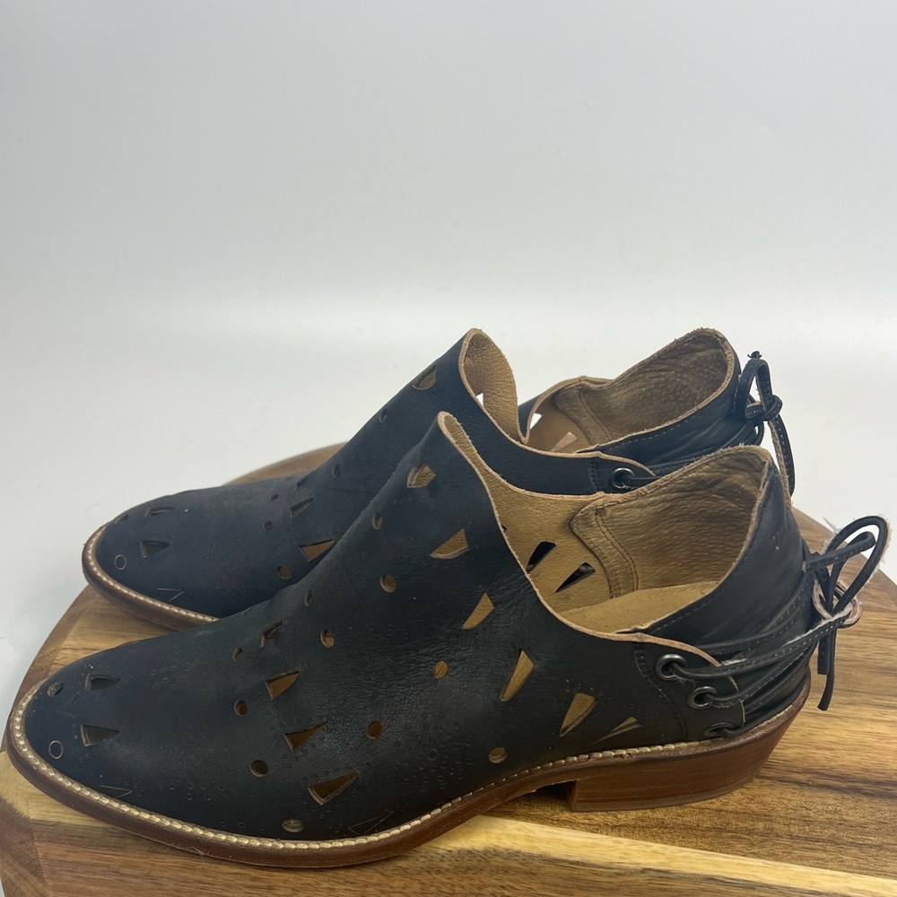 Musse & Cloud cut out ankle high western style boot. Sz 9. Navy blue. NWOT